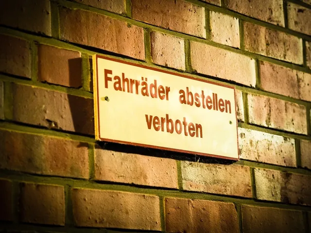 Emaille Hausnummer 12 grün / weiß 12x14 cm Metallschild Deko tin sign